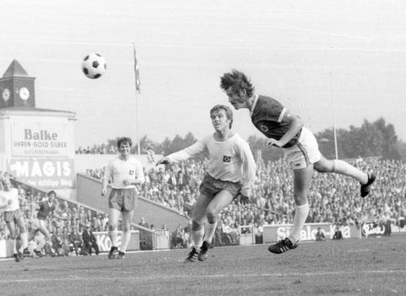 Rot - Weiss Oberhausen - Hamburger SV 8:1 26.09.1970 v. links: G. Dörfel, Ohm ganz hinten), Hans-Jürgen Hellfritz (HSV), Heinz Bonn (HSV) und Wolfgang Sühnholz (RWO) der aufs Tor köpft *** Rot Weiss Oberhausen Hamburger SV 8 1 26 09 1970 from left G Dörfel, Ohm at the back , Hans Jürgen Hellfritz HSV , Heinz Bonn HSV and Wolfgang Sühnholz RWO heading for goal HM
