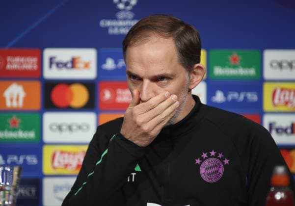 München, Deutschland 04. März 2024: Fussball, Herren, Bundesliga, Saison 2023 2024, FC Bayern München, Pressekonferenz Hier im Bild Thomas Tuchel, Trainer (FC Bayern München) auf der Pressekonferenz,Hand vor dem Mund, Geste