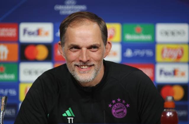 München, Deutschland 04. März 2024: Fussball, Herren, Bundesliga, Saison 2023 2024, FC Bayern München, Pressekonferenz Hier im Bild Thomas Tuchel, Trainer (FC Bayern München) auf der Pressekonferenz, lächeln, grinsen