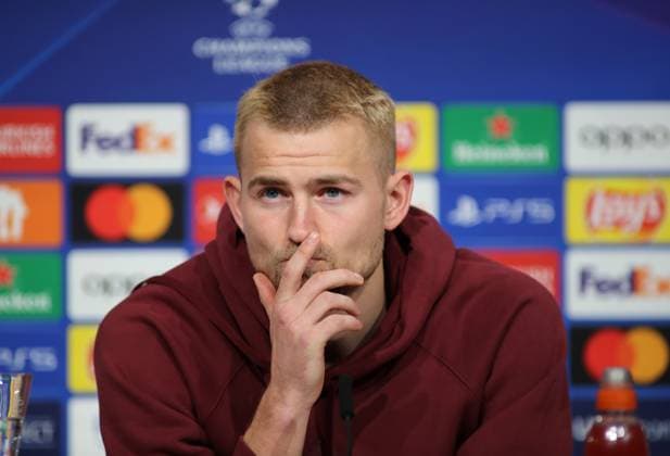 München, Deutschland 04. März 2024: Fussball, Herren, Bundesliga, Saison 2023 2024, FC Bayern München, Pressekonferenz Hier im Bild Matthijs de Ligt (FC Bayern München) auf der Pressekonferenz, nachdenklich, Hand am Mund