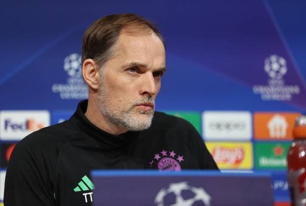 München, Deutschland 04. März 2024: Fussball, Herren, Bundesliga, Saison 2023 2024, FC Bayern München, Pressekonferenz Hier im Bild Thomas Tuchel, Trainer (FC Bayern München) auf der Pressekonferenz, zuhörend, Blick, konzentriert