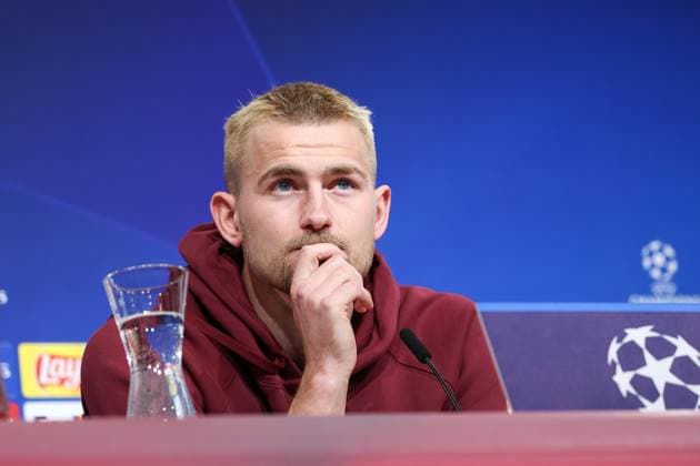 Matthijs de Ligt (FC Bayern Muenchen, 04) bei der Pressekonferenz, ueberlegt, gruebeln, Hand am Kinn, nachdenken, nachenklich, Internationale Pressekonferenz. FC Bayern Muenchen, Fussball, UEFA Champions League, Achtelfinale Rueckspiel, Saison 23 24, 04.03.2024 , Internationale Pressekonferenz. FC Bayern Muenchen, Fussball, UEFA Champions League, Achtelfinale Rueckspiel, Saison 23 24, 04.03.2024 Muenchen Copyright: xEibner-Pressefoto JennixMaulx EP_JML