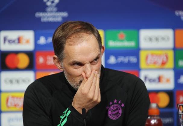 München, Deutschland 04. März 2024: Fussball, Herren, Bundesliga, Saison 2023 2024, FC Bayern München, Pressekonferenz Hier im Bild Thomas Tuchel, Trainer (FC Bayern München) auf der Pressekonferenz, an der Nase packen, Hand an der Nase
