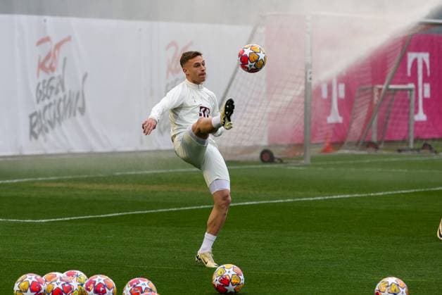 die Spieler machen sich warm, am Ball Joshua Kimmich 6 (FC Bayern Muenchen), Abschlusstraining, FC Bayern Muenchen, Champions League, Fussball, Achtelfinale, Rueckspiel, 04.03.2024 Muenchen Bayern Deutschland