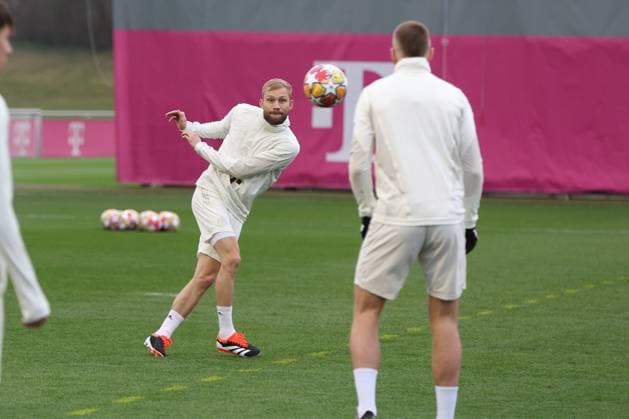 die Spieler machen sich warm, am Ball Eric Dier 15 (FC Bayern Muenchen), Abschlusstraining, FC Bayern Muenchen, Champions League, Fussball, Achtelfinale, Rueckspiel, 04.03.2024 Muenchen Bayern Deutschland