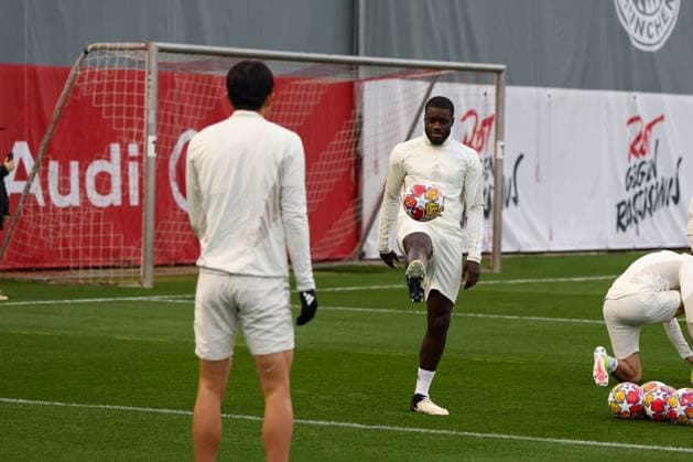 die Spieler machen sich warm, am Ball Dayot Upamecano 2 (FC Bayern Muenchen), Abschlusstraining, FC Bayern Muenchen, Champions League, Fussball, Achtelfinale, Rueckspiel, 04.03.2024 Muenchen Bayern Deutschland