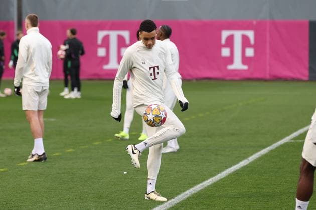 die Spieler machen sich warm, am Ball Jamal Musiala 42 (FC Bayern Muenchen), Abschlusstraining, FC Bayern Muenchen, Champions League, Fussball, Achtelfinale, Rueckspiel, 04.03.2024 Muenchen Bayern Deutschland