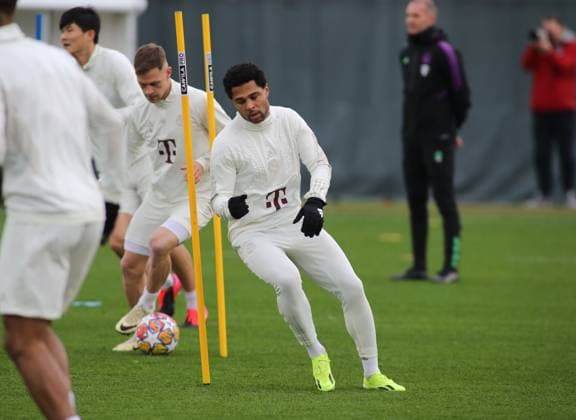 München, Deutschland 04. März 2024: Fussball, Herren, Saison 2023 2024, FC Bayern München, Säbener Strasse, Trainingsgelände, Abschlusstraining, Champions League Serge Gnabry (FC Bayern München) beim Stangenlauf