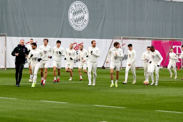Die Spieler laufen sich warm und drehen ihre Runden, Serge Gnabry 7 (FC Bayern Muenchen), Leon Goretzka 8 (FC Bayern Muenchen), Matthijs de Ligt 4 (FC Bayern Muenchen), Min-jae Kim 3 (FC Bayern Muenchen), Harry Kane 9 (FC Bayern Muenchen), Thomas Mueller 25 (FC Bayern Muenchen), Abschlusstraining, FC Bayern Muenchen, Champions League, Fussball, Achtelfinale, Rueckspiel, 04.03.2024 Muenchen Bayern Deutschland