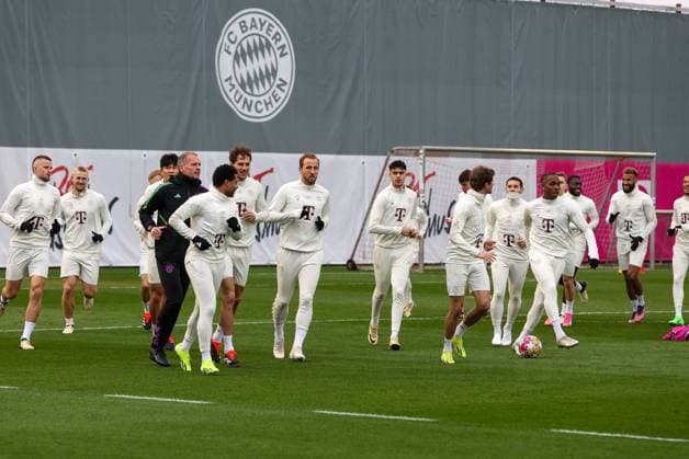 Die Spieler laufen sich warm und drehen ihre Runden, Serge Gnabry 7 (FC Bayern Muenchen), Leon Goretzka 8 (FC Bayern Muenchen), Matthijs de Ligt 4 (FC Bayern Muenchen), Min-jae Kim 3 (FC Bayern Muenchen), Harry Kane 9 (FC Bayern Muenchen), Thomas Mueller 25 (FC Bayern Muenchen), Abschlusstraining, FC Bayern Muenchen, Champions League, Fussball, Achtelfinale, Rueckspiel, 04.03.2024 Muenchen Bayern Deutschland
