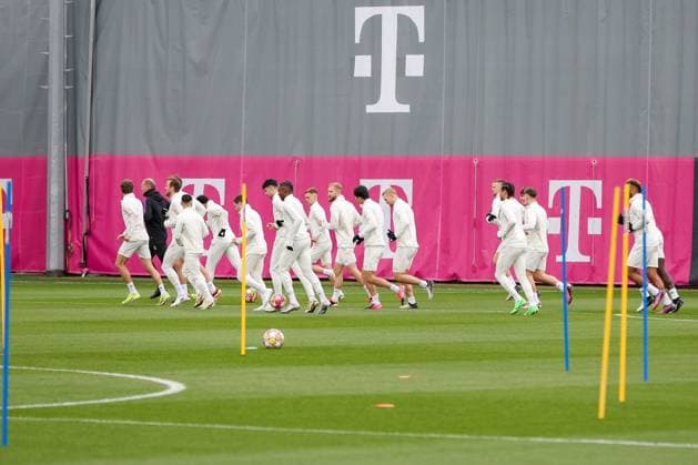 Die Spieler laufen sich warm und drehen ihre Runden, Abschlusstraining, FC Bayern Muenchen, Champions League, Fussball, Achtelfinale, Rueckspiel, 04.03.2024 Muenchen Bayern Deutschland