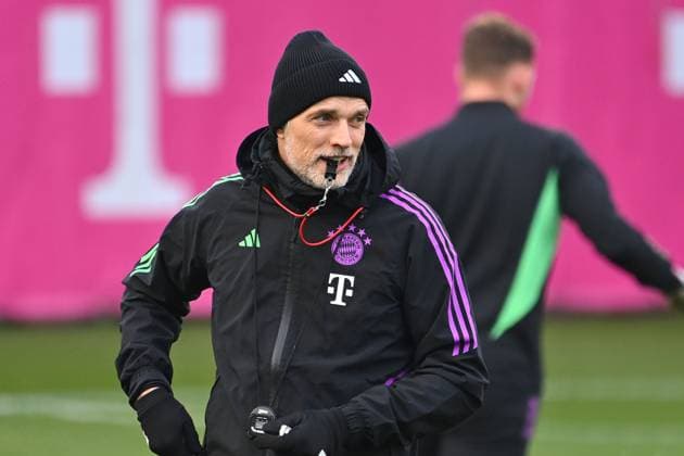 Sport Bilder des Tages Trainer Thomas TUCHEL (Bayern Muenchen) mit Schiedsrichterpfeife im Mund. Einzelbild,angeschnittenes Einzelmotiv,Halbfigur,halbe Figur. Fussball Champions League ABSCHLUSSTRAINING vor Achtelfinal Rueckspiel FC Bayern Muenchen-Lazio Rom am 04.03.2024