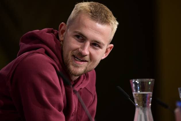 Fußball, UEFA Championsleague, 20240304, Pressekonferenz FC Bayern München - SS Lazio Rom. Im Bild Matthijs DE LIGT (FC Bayern München, 4) sucht Blickkontakt zu Pressesprecher des FC Bayern München Dieter NICKLES (nicht im Bild). München Allianz Arena Bayern Deutschland Copyright: Passion2Press MarkusxFischerx