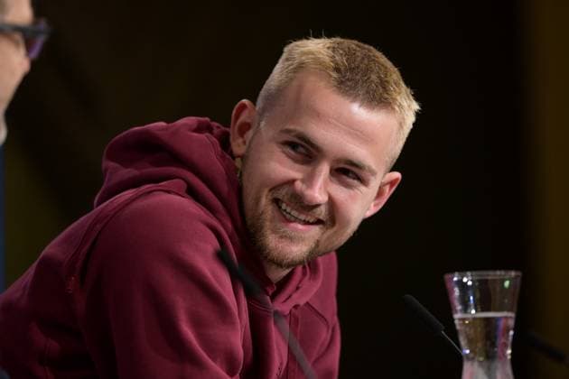 Sport Bilder des Tages Fußball, UEFA Championsleague, 20240304, Pressekonferenz FC Bayern München - SS Lazio Rom. Im Bild Matthijs DE LIGT (FC Bayern München, 4) sucht Blickkontak zu Pressesprecher des FC Bayern München Dieter NICKLES. München Allianz Arena Bayern Deutschland Copyright: Passion2Press MarkusxFischerx