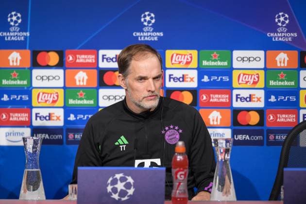 Fußball, UEFA Championsleague, 20240304, Pressekonferenz FC Bayern München - SS Lazio Rom. Im Bild Trainer des FC Bayern München Thomas TUCHEL hört Fragen auf italienisch zu Knopf Kopfhörer Übersetzer im Ohr. München Allianz Arena Bayern Deutschland Copyright: Passion2Press MarkusxFischerx