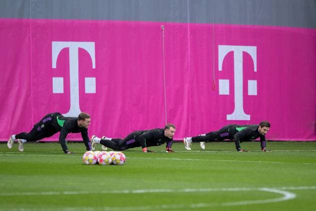 Fußball, Championsleague, 20240304, Abschlusstraining, FC Bayern München - SS Lazio Rom. Im Bild Daniel PERETZ (FC Bayern München, 18), Manuel NEUER (FC Bayern München, 1) und Sven ULREICH (FC Bayern München, 26). München Trainingsgelände Säbener Str. 51 Bayern Deutschland Copyright: Passion2Press MarkusxFischerx