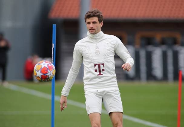 München, Deutschland 04. März 2024: Fussball, Herren, Saison 2023 2024, FC Bayern München, Säbener Strasse, Trainingsgelände, Abschlusstraining, Champions League Thomas Müller, Mueller (FC Bayern München) mit Blick auf einen Ball