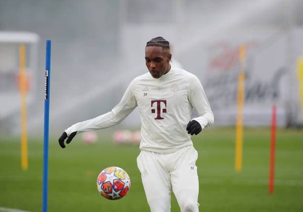 München, Deutschland 04. März 2024: Fussball, Herren, Saison 2023 2024, FC Bayern München, Säbener Strasse, Trainingsgelände, Abschlusstraining, Champions League Mathys Tel (FC Bayern München) mit Blick auf den Ball