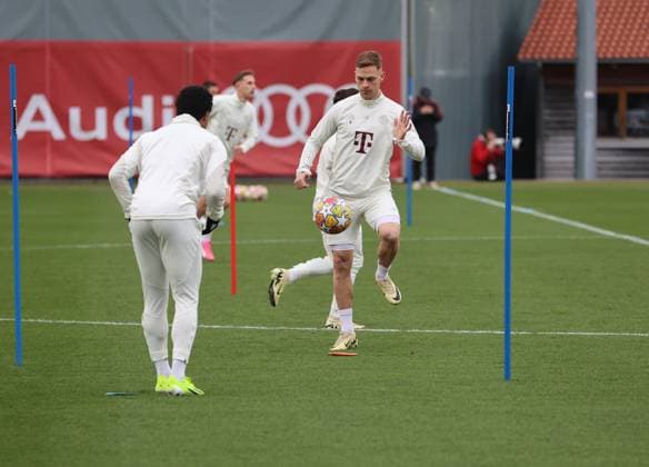 München, Deutschland 04. März 2024: Fussball, Herren, Saison 2023 2024, FC Bayern München, Säbener Strasse, Trainingsgelände, Abschlusstraining, Champions League Joshua Kimmich (FC Bayern München) spielt einen Ball