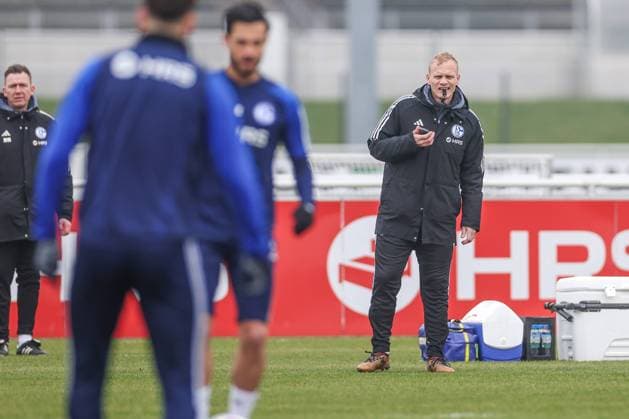 Sport Bilder des Tages 05.03.2024, Fussball, Saison 2023 2024, 2. Bundesliga, Training FC Schalke 04, Cheftrainer Karel Geraerts (FC Schalke 04) Gelsenkirchen NRW Deutschland xRHR-FOTO TRx *** 05 03 2024, Football, Season 2023 2024, 2 Bundesliga, Training FC Schalke 04, Head coach Karel Geraerts FC Schalke 04 Gelsenkirchen NRW Germany xRHR PHOTO TRx Copyright: TimxRehbein RHR-FOTOx RHR-FOTO TR