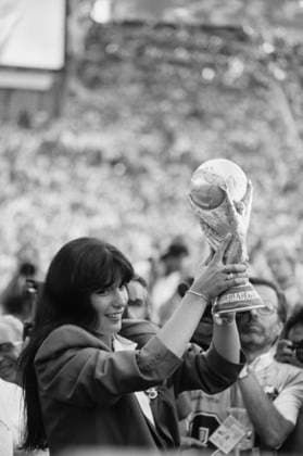 Rome, Italy. A representative carries out the World Cup after the final match of the 1990 FIFA World Cup, WM, Weltmeisterschaft, Fussball between the national teams of Germany and Argentina at the Olympic Stadium. The result of the match is 1:0 in favour of the German team. Igor Utkin TASS  18527351