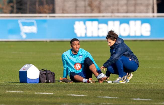 Fussball, Herren, Saison 2023 2024, 1. Bundesliga, Hertha BSC, Training, v. l. Bradley Ibrahim (Hertha BSC), Physiotherapeutin Anne Kaube (Hertha BSC), 05.03. 2024,