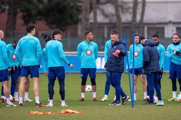 Fussball, Herren, Saison 2023 2024, 1. Bundesliga, Hertha BSC, Training, Trainer Pal Dardai (Hertha BSC) spricht zur Mannschaft, 05.03. 2024,