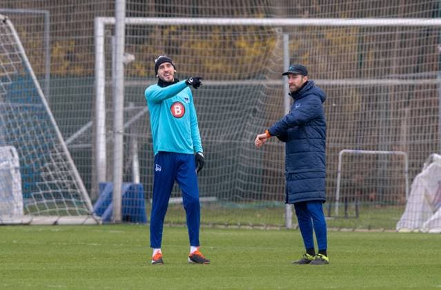 Fussball, Herren, Saison 2023 2024, 1. Bundesliga, Hertha BSC, Training, v. l. Agustin Rogel (Hertha BSC), Athletiktrainer Hendrik Vieth (Hertha BSC), 05.03. 2024,