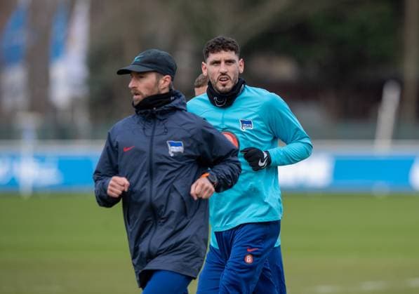 Fussball, Herren, Saison 2023 2024, 1. Bundesliga, Hertha BSC, Training, v. l. Athletiktrainer Hendrik Vieth (Hertha BSC), Agustin Rogel (Hertha BSC), 05.03. 2024,