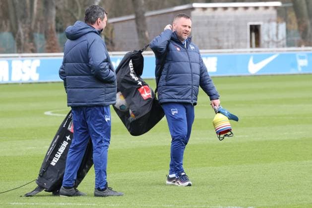 DEU, DFL, 2. FBL Hertha BSC, Training, 05.03.2024, Sportforum, Berlin, DEU, DFL, 2. FBL Hertha BSC, Training, im Bild Cheftrainer Pal Dardai (Hertha BSC Berlin), Trainingsbaelle, Torwarttrainer Andreas Menger (Hertha BSC Berlin) DFL - regulations prohibit any use of Photographs as image sequences and or quasi-video Foto: Juergen Engler nordphoto GmbH