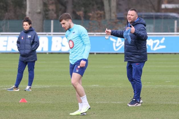 DEU, DFL, 2. FBL Hertha BSC, Training, 05.03.2024, Sportforum, Berlin, DEU, DFL, 2. FBL Hertha BSC, Training, im Bild Cheftrainer Pal Dardai (Hertha BSC Berlin), Jonjoe Kenny (Hertha BSC Berlin 16) DFL - regulations prohibit any use of Photographs as image sequences and or quasi-video Foto: Juergen Engler nordphoto GmbH