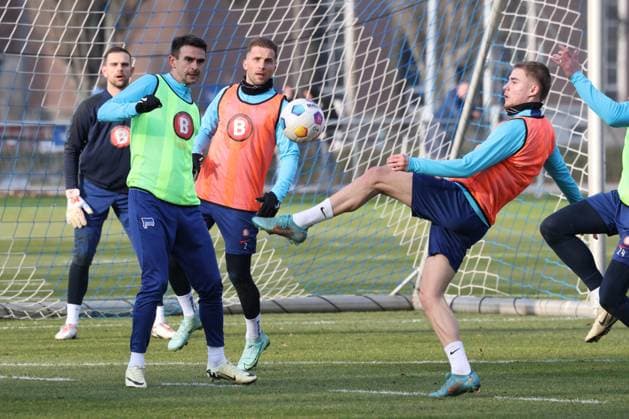 DEU, DFL, 2. FBL Hertha BSC, Training, 05.03.2024, Sportforum, Berlin, DEU, DFL, 2. FBL Hertha BSC, Training, im Bild Smail Prevljak (Hertha BSC Berlin 9), Marten Winkler (Hertha BSC Berlin 22), Peter Pekarik (Hertha BSC Berlin 2) DFL - regulations prohibit any use of Photographs as image sequences and or quasi-video Foto: Juergen Engler nordphoto GmbH