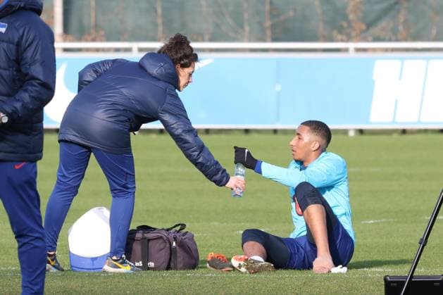 DEU, DFL, 2. FBL Hertha BSC, Training, 05.03.2024, Sportforum, Berlin, DEU, DFL, 2. FBL Hertha BSC, Training, im Bild Bradley Ibrahim (Hertha BSC Berlin 23) verletzt, Cheftrainer Pal Dardai (Hertha BSC Berlin) DFL - regulations prohibit any use of Photographs as image sequences and or quasi-video Foto: Juergen Engler nordphoto GmbH