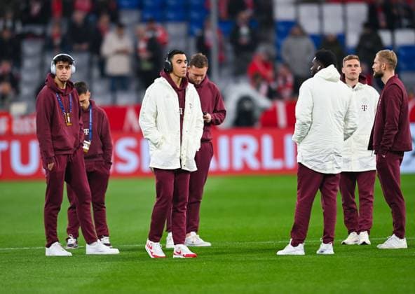 Germany, Muenchen, 05.03.2024, Allianz Arena, FC Bayern Muenchen vs SS Lazio - UEFA Champions League 2023 24 - Round of 16 Second Leg, Jamal Musiala (Bayern Muenchen) and his teammates walk relaxed on the pitch Munich Allianz Arena Bavaria Germany