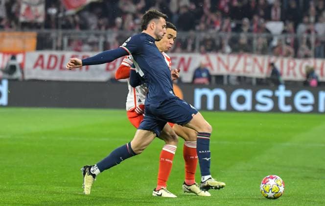 05.03.2024, xemx, Fussball UEFA Champions League 1 8 Finale, FC Bayern Muenchen - Lazio Rom emspor, v.l. Mario Gila (Lazio Rom), Jamal Musiala (FC Bayern Muenchen) Zweikampf, Aktion, action, battle for the ball (DFL DFB REGULATIONS PROHIBIT ANY USE OF PHOTOGRAPHS as IMAGE SEQUENCES and or QUASI-VIDEO) Muenchen