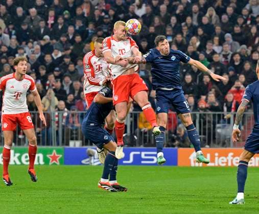 05.03.2024, Fussball UEFA Championsleague 2023 2024: Achtelfinale, FC Bayern München - Lazio Rom, in der Allianz-Arena München. Matthijs de Ligt (FC Bayern München) setzt sich durch,