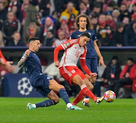 05.03.2024, Fussball UEFA Championsleague 2023 2024: Achtelfinale, FC Bayern München - Lazio Rom, in der Allianz-Arena München. v.l. Matias Vencino (Lazio Rom) gegen Jamal Musiala (FC Bayern München) und Matteo Guendouzi (Lazio Rom) im Duell um den Ball.