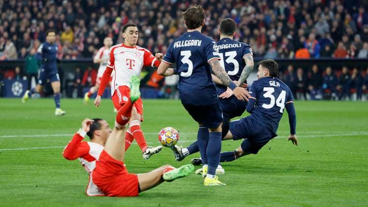 Bild: Mario Gila (Lazio Rom, 34) (r)wirft sich in einen Schuss von Jamal Musiala (FC Bayern Muenchen, 42). 05.03.2024, Fussball, Champions League, Achtelfinale, Bayern Muenchen - Lazio Rom, GER, Muenchen, Allianz Arena, DFL REGULATIONS PROHIBIT ANY USE OF PHOTOGRAPHS AS IMAGE SEQUENCES AND OR QUASI-VIDEO. Copyright: HMBxMedia xHeikoxBecker