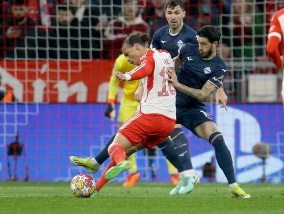 V.li. Leroy Sane (Bayern) , Luis Alberto (Lazio) . FC Bayern München-Lazio Rom . München, GER, 05.03.2024, Fussball: Champions League: Achtelfinale: Saison 23 24: