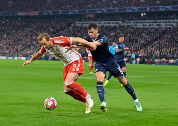 05.03.2024, Fussball UEFA Championsleague 2023 2024: Achtelfinale, FC Bayern München - Lazio Rom, in der Allianz-Arena München. v.l. Harry Kane (FC Bayern München) gegen Alessio Romagnoli (Lazio Rom)