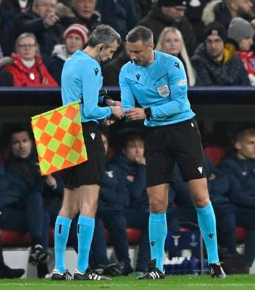 Schiedsrichter Referee Slavko Vincic (SVN) wechselt Pfeife FC Bayern Muenchen FCB vs Lazio Rom Achtelfinale Rueckspiel 05.03.2024 DFL REGULATIONS PROHIBIT ANY USE OF PHOTOGRAPHS AS IMAGE SEQUENCES AND OR QUASI-VIDEO FC Bayern Muenchen FCB vs Lazio Rom