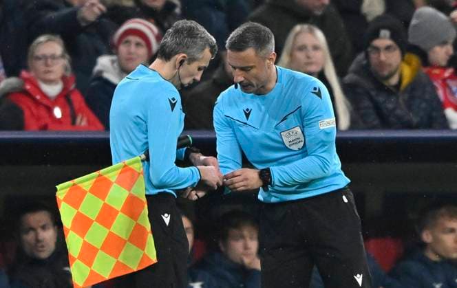 Sport Bilder des Tages Schiedsrichter Referee Slavko Vincic (SVN) wechselt Pfeife FC Bayern Muenchen FCB vs Lazio Rom Achtelfinale Rueckspiel 05.03.2024 DFL REGULATIONS PROHIBIT ANY USE OF PHOTOGRAPHS AS IMAGE SEQUENCES AND OR QUASI-VIDEO FC Bayern Muenchen FCB vs Lazio Rom