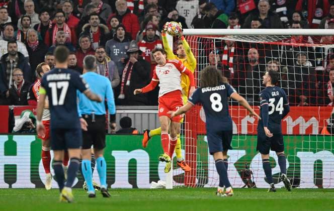 Strafraumszene, Torraumszene Torwart Ivan Provedel Lazio Rom (94) gegen Thomas Mueller FC Bayern Muenchen FCB (25) Aktion FC Bayern Muenchen FCB vs Lazio Rom Achtelfinale Rueckspiel 05.03.2024 DFL REGULATIONS PROHIBIT ANY USE OF PHOTOGRAPHS AS IMAGE SEQUENCES AND OR QUASI-VIDEO FC Bayern Muenchen FCB vs Lazio Rom