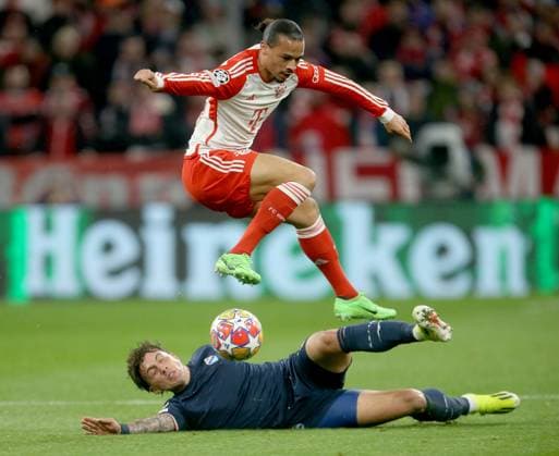 Leroy Sane (Bayern) gegen Luca Pellegrini (Lazio, unten) . FC Bayern München-Lazio Rom . München, GER, 05.03.2024, Fussball: Champions League: Achtelfinale: Saison 23 24: