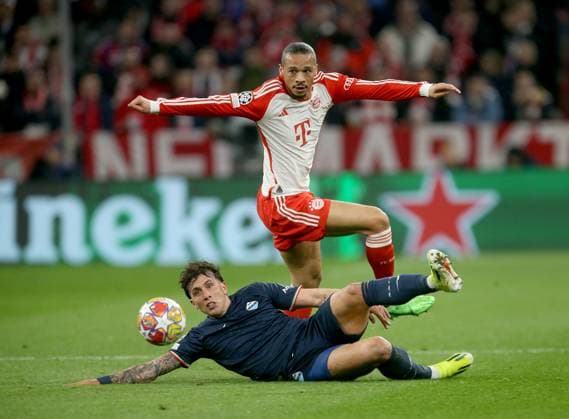 Leroy Sane (Bayern) gegen Luca Pellegrini (Lazio, unten) . FC Bayern München-Lazio Rom . München, GER, 05.03.2024, Fussball: Champions League: Achtelfinale: Saison 23 24: