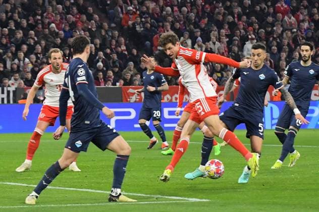05.03.2024, xemx, Fussball UEFA Champions League 1 8 Finale, FC Bayern Muenchen - Lazio Rom emspor, v.l. Thomas Mueller(FC Bayern Muenchen), Matias Vecino (Lazio Rom) (DFL DFB REGULATIONS PROHIBIT ANY USE OF PHOTOGRAPHS as IMAGE SEQUENCES and or QUASI-VIDEO) Muenchen