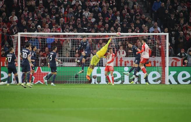 München, Deutschland 05. März 2024: Fussball, Herren, Champions League, Saison 2023 2024, Achtelfinale Rückspiel, FC Bayern München - Lazio Rom, Allianz Arena Ivan Provedel (Lazio Rom) fliegt an einem Ball vorbei nach einer Ecke