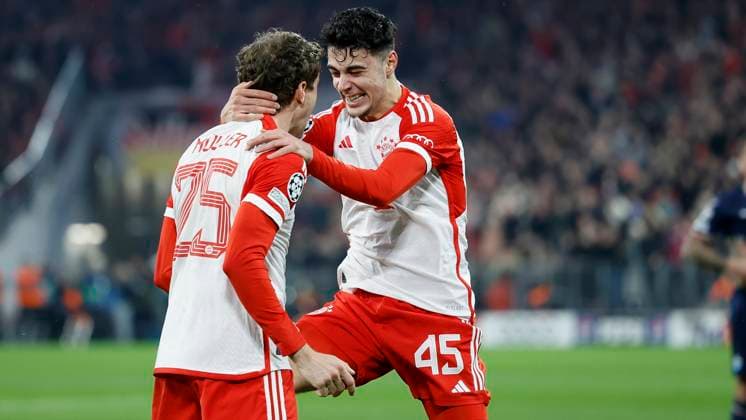 Bild: v. li.: Thomas Mueller (FC Bayern Muenchen, 25) und Aleksandar Pavlovic (FC Bayern Muenchen, 45) Jubel nach dem Tor zum 1:0, jubelnd, bejubelt, jubelt, jubeln, emotionen 05.03.2024, Fussball, Champions League, Achtelfinale, Bayern Muenchen - Lazio Rom, GER, Muenchen, Allianz Arena, DFL REGULATIONS PROHIBIT ANY USE OF PHOTOGRAPHS AS IMAGE SEQUENCES AND OR QUASI-VIDEO. Copyright: HMBxMedia xHeikoxBecker