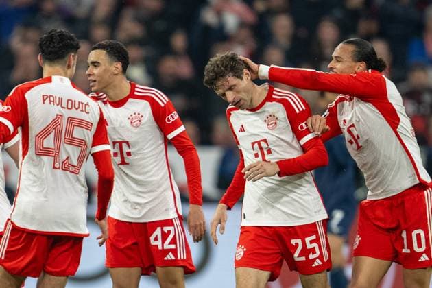 Torjubel zum 2:0, Aleksandar Pavlovic 45 (FC Bayern Muenchen), Jamal Musiala 42 (FC Bayern Muenchen), Thomas Mueller 25 (FC Bayern Muenchen), Leroy Sane 10 (FC Bayern Muenchen) klopft dem Thomas Mueller 25 (FC Bayern Muenchen) auf dem Kopf, FC Bayern Muenchen vs. Lazio Rom, Fussball, UEFA Champions League Achtelfinale Rueckspiel, 05.03.2024 DFB regulations prohibit any use of photographs as image sequences and or quasi-video Muenchen Bayern Deutschland