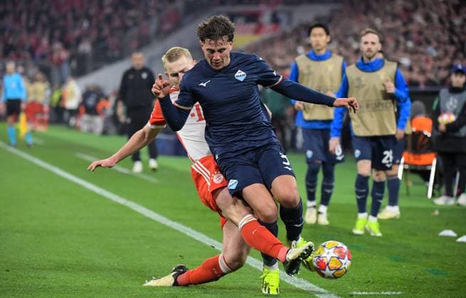 05.03.2024, xemx, Fussball UEFA Champions League 1 8 Finale, FC Bayern Muenchen - Lazio Rom emspor, v.l. Matthijs de Ligt (FC Bayern Muenchen), Luca Pellegrini (Lazio Rom) Zweikampf, Aktion, action, battle for the ball (DFL DFB REGULATIONS PROHIBIT ANY USE OF PHOTOGRAPHS as IMAGE SEQUENCES and or QUASI-VIDEO) Muenchen